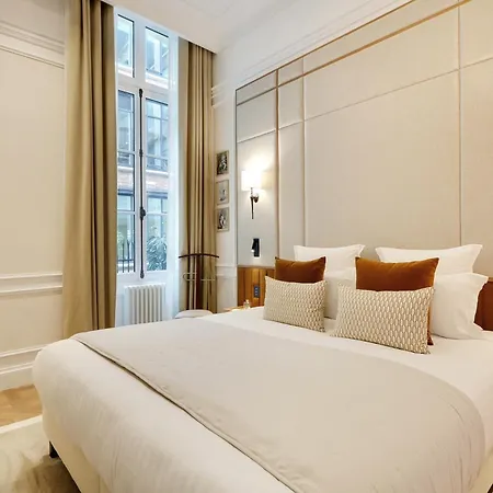 Thelander - Serviced In Louvre *