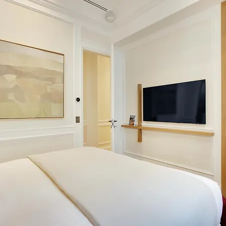 Thelander - Serviced In Louvre