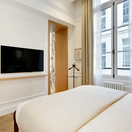 Thelander - Serviced In Louvre *