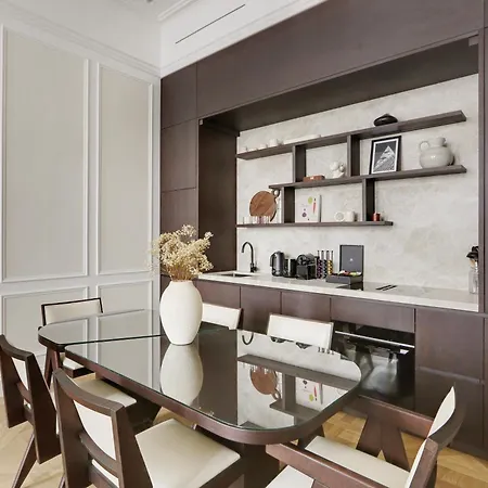 Thelander - Serviced In Louvre