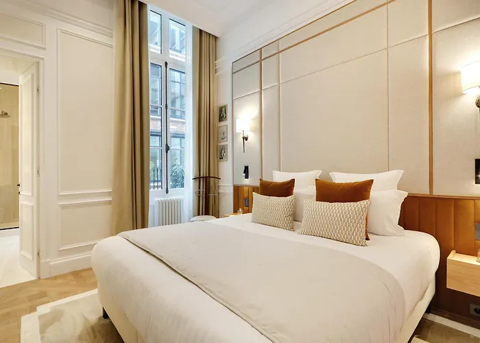 Thelander - Serviced In Louvre *