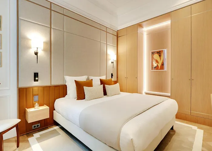 Thelander - Serviced In Louvre *