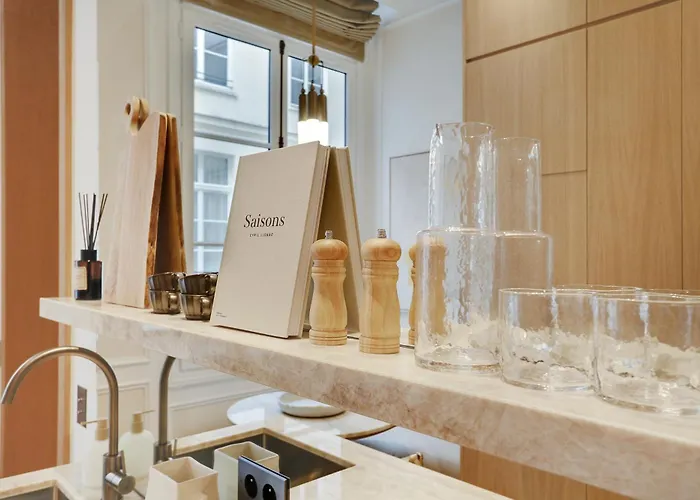 Thelander - Serviced In Louvre *