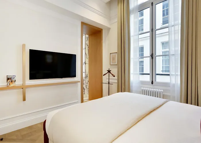 Thelander - Serviced In Louvre *