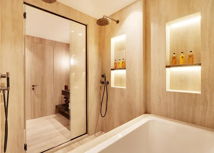 Thelander - Serviced In Louvre *