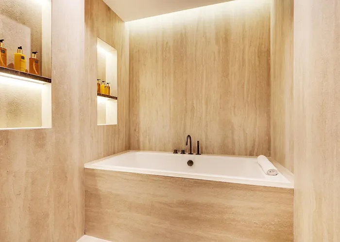 Thelander - Serviced In Louvre *