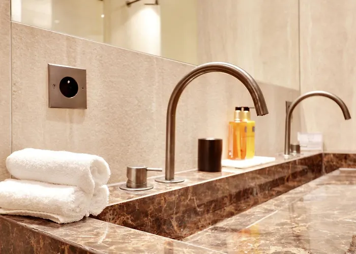 Thelander - Serviced In Louvre *