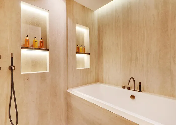 Thelander - Serviced In Louvre *