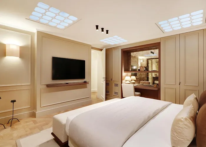 Thelander - Serviced In Louvre