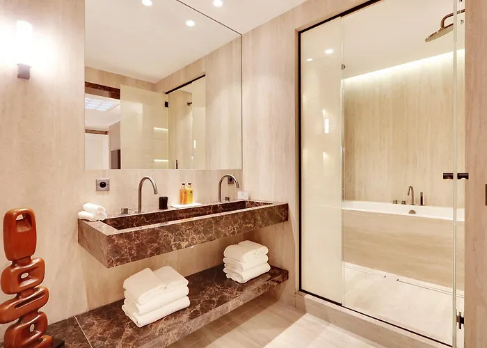 Thelander - Serviced In Louvre