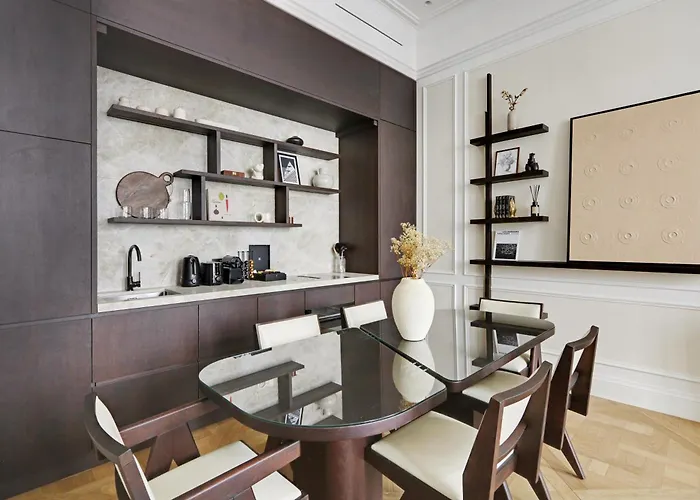 Thelander - Serviced In Louvre