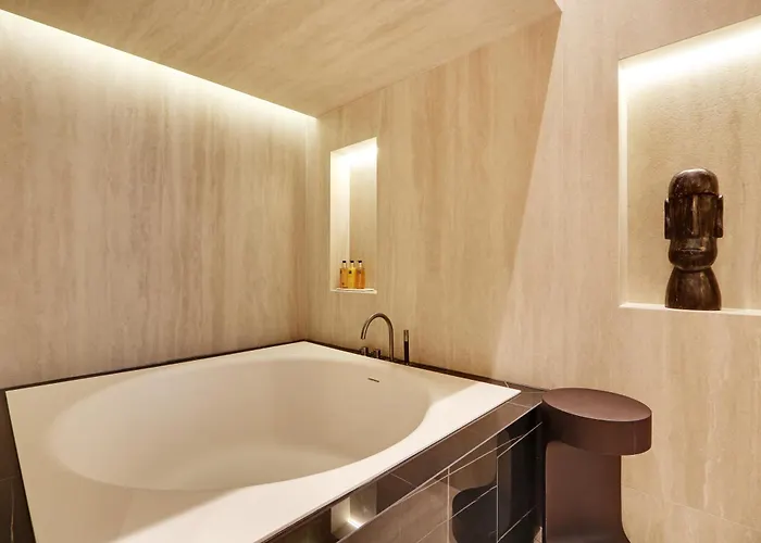 Thelander - Serviced In Louvre *