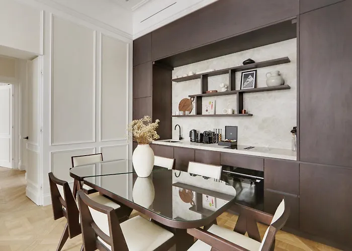 Thelander - Serviced In Louvre