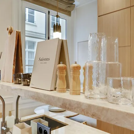 Thelander - Serviced In Louvre *