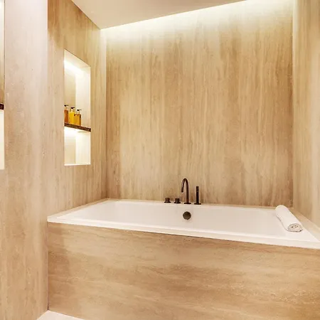 Thelander - Serviced In Louvre *