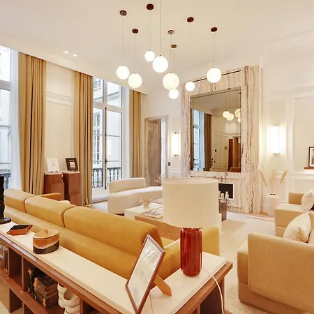 Thelander - Serviced In Louvre *